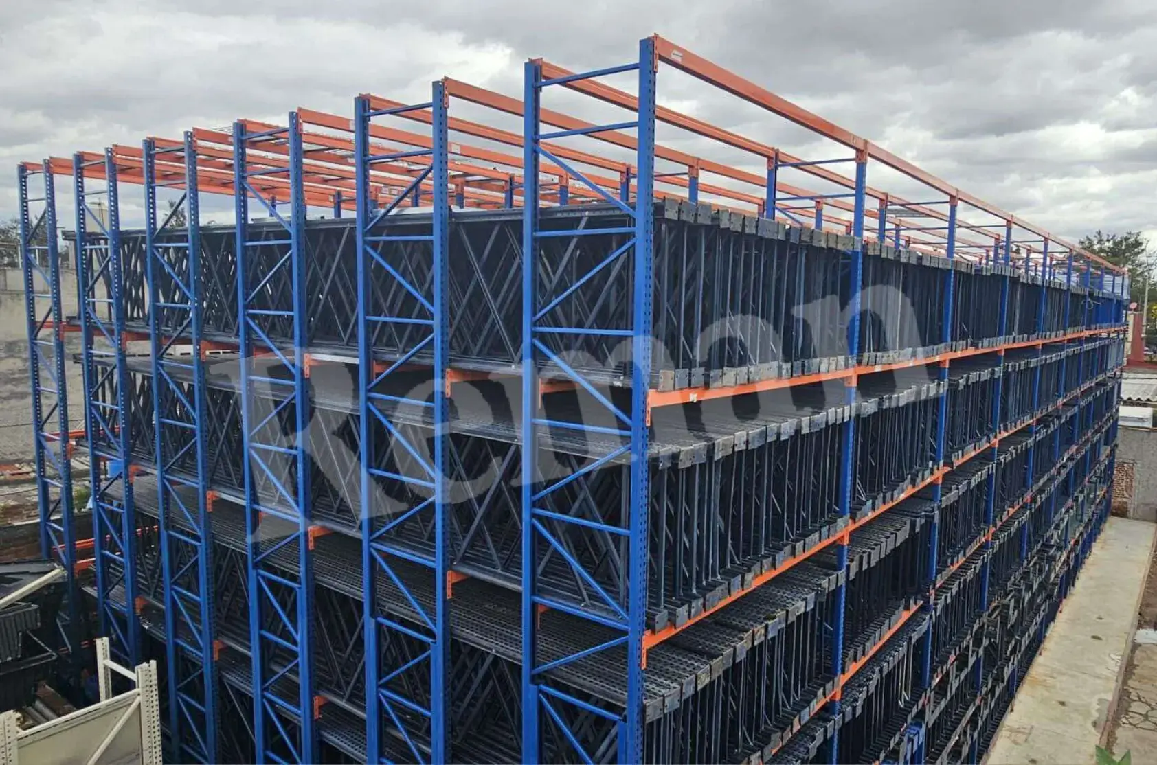 Estructuras de rack azul y naranja almacenadas en exterior